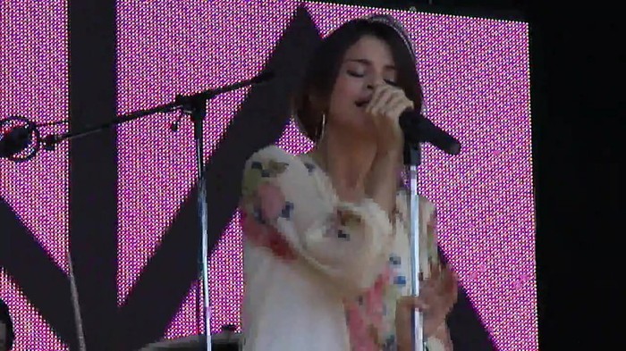 Live like there's no tomorrow - Selena Gomez Soundcheck in Argentina HD 260 - Live like there-s no tomorrow - Selena Gomez Soundcheck in Argentina
