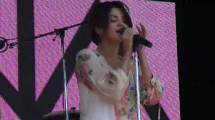 Live like there's no tomorrow - Selena Gomez Soundcheck in Argentina HD 300 - Live like there-s no tomorrow - Selena Gomez Soundcheck in Argentina