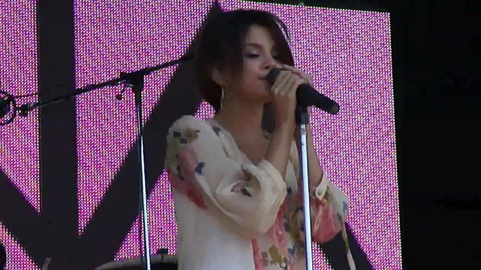 Live like there's no tomorrow - Selena Gomez Soundcheck in Argentina HD 304 - Live like there-s no tomorrow - Selena Gomez Soundcheck in Argentina