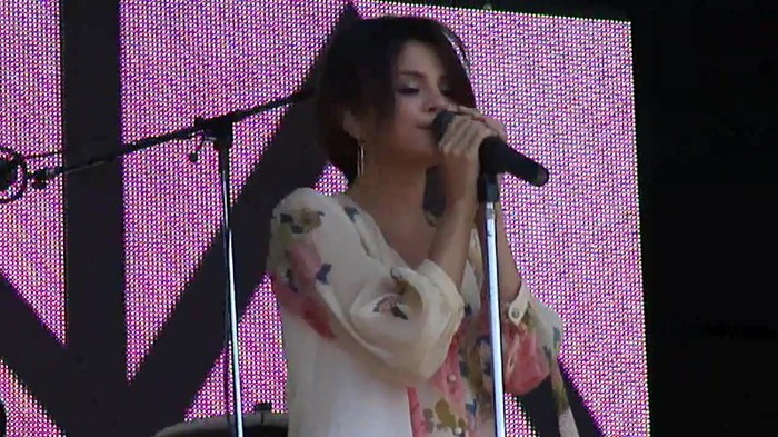 Live like there's no tomorrow - Selena Gomez Soundcheck in Argentina HD 305 - Live like there-s no tomorrow - Selena Gomez Soundcheck in Argentina