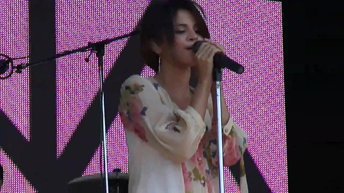 Live like there's no tomorrow - Selena Gomez Soundcheck in Argentina HD 325 - Live like there-s no tomorrow - Selena Gomez Soundcheck in Argentina