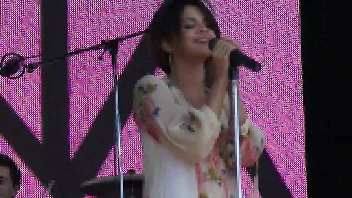 Live like there's no tomorrow - Selena Gomez Soundcheck in Argentina HD 332 - Live like there-s no tomorrow - Selena Gomez Soundcheck in Argentina