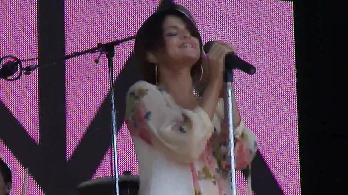 Live like there's no tomorrow - Selena Gomez Soundcheck in Argentina HD 335 - Live like there-s no tomorrow - Selena Gomez Soundcheck in Argentina