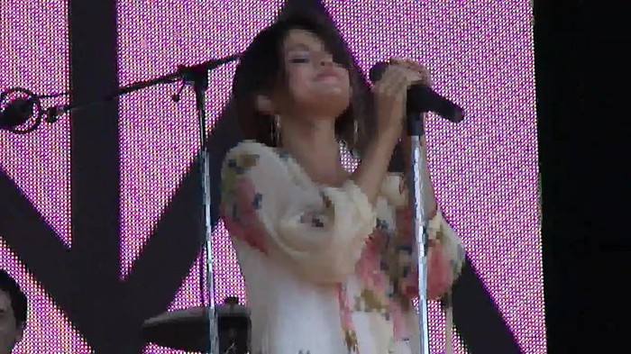 Live like there's no tomorrow - Selena Gomez Soundcheck in Argentina HD 338 - Live like there-s no tomorrow - Selena Gomez Soundcheck in Argentina
