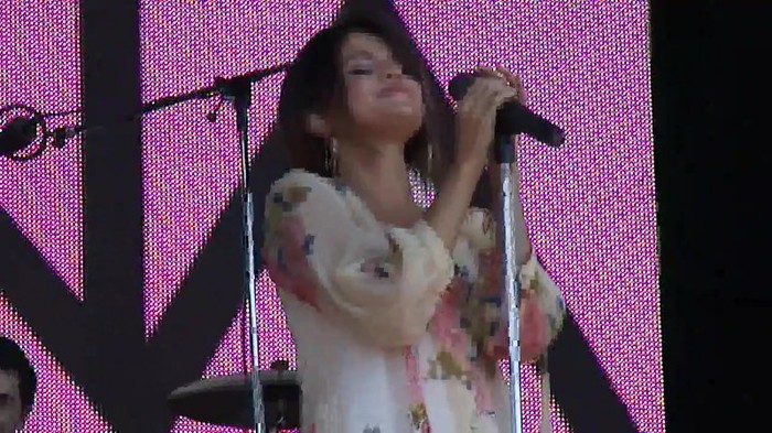 Live like there's no tomorrow - Selena Gomez Soundcheck in Argentina HD 339 - Live like there-s no tomorrow - Selena Gomez Soundcheck in Argentina