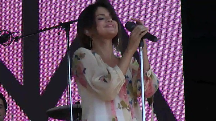 Live like there's no tomorrow - Selena Gomez Soundcheck in Argentina HD 342 - Live like there-s no tomorrow - Selena Gomez Soundcheck in Argentina