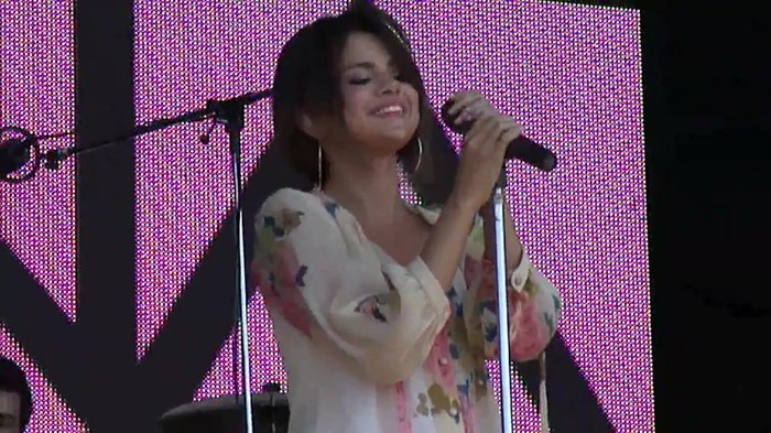 Live like there's no tomorrow - Selena Gomez Soundcheck in Argentina HD 345 - Live like there-s no tomorrow - Selena Gomez Soundcheck in Argentina