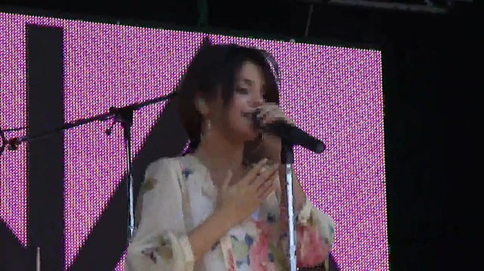 Live like there's no tomorrow - Selena Gomez Soundcheck in Argentina HD 358 - Live like there-s no tomorrow - Selena Gomez Soundcheck in Argentina