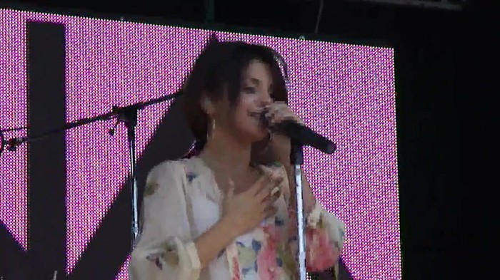 Live like there's no tomorrow - Selena Gomez Soundcheck in Argentina HD 359 - Live like there-s no tomorrow - Selena Gomez Soundcheck in Argentina