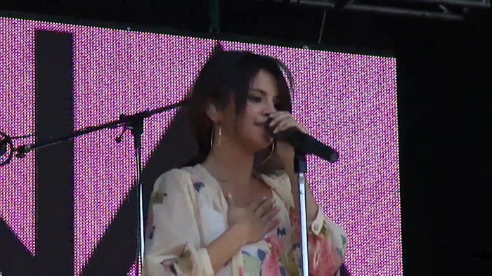 Live like there's no tomorrow - Selena Gomez Soundcheck in Argentina HD 367 - Live like there-s no tomorrow - Selena Gomez Soundcheck in Argentina