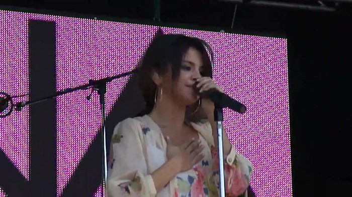 Live like there's no tomorrow - Selena Gomez Soundcheck in Argentina HD 368 - Live like there-s no tomorrow - Selena Gomez Soundcheck in Argentina