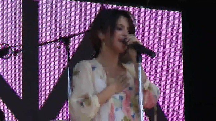 Live like there's no tomorrow - Selena Gomez Soundcheck in Argentina HD 372 - Live like there-s no tomorrow - Selena Gomez Soundcheck in Argentina