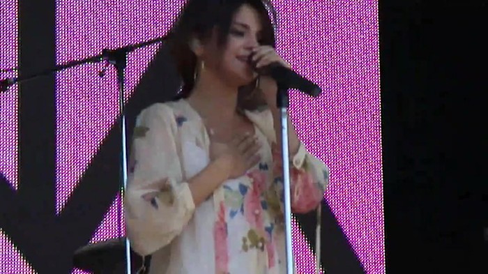 Live like there's no tomorrow - Selena Gomez Soundcheck in Argentina HD 376 - Live like there-s no tomorrow - Selena Gomez Soundcheck in Argentina