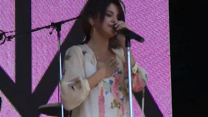 Live like there's no tomorrow - Selena Gomez Soundcheck in Argentina HD 378 - Live like there-s no tomorrow - Selena Gomez Soundcheck in Argentina