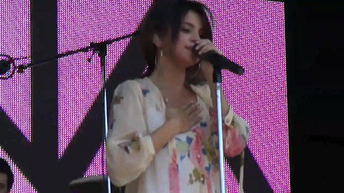 Live like there's no tomorrow - Selena Gomez Soundcheck in Argentina HD 380 - Live like there-s no tomorrow - Selena Gomez Soundcheck in Argentina