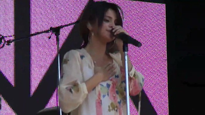 Live like there's no tomorrow - Selena Gomez Soundcheck in Argentina HD 382 - Live like there-s no tomorrow - Selena Gomez Soundcheck in Argentina