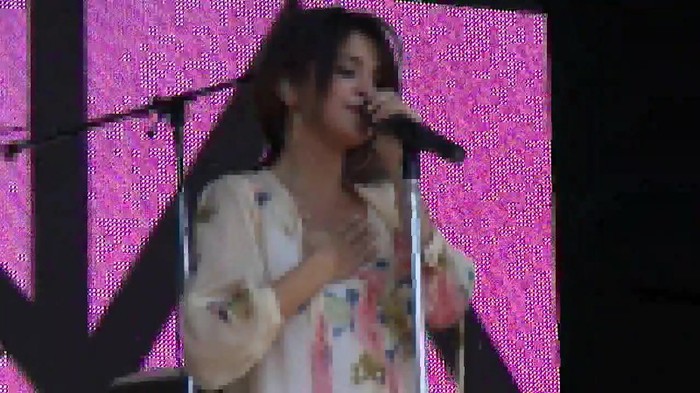 Live like there's no tomorrow - Selena Gomez Soundcheck in Argentina HD 385 - Live like there-s no tomorrow - Selena Gomez Soundcheck in Argentina