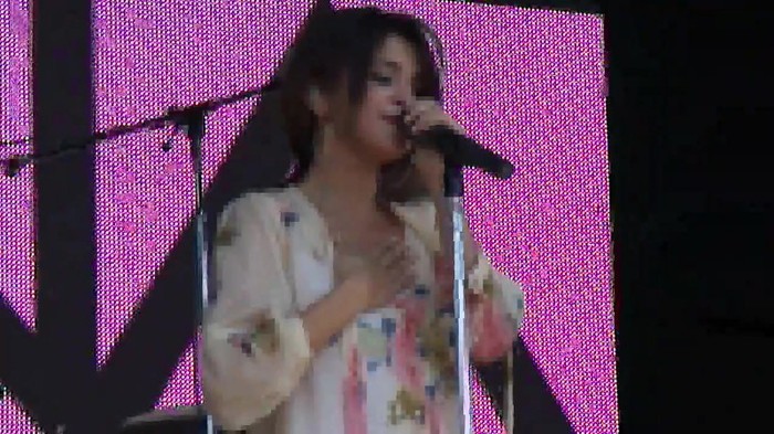 Live like there's no tomorrow - Selena Gomez Soundcheck in Argentina HD 386 - Live like there-s no tomorrow - Selena Gomez Soundcheck in Argentina