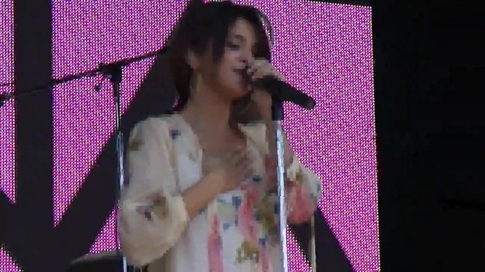 Live like there's no tomorrow - Selena Gomez Soundcheck in Argentina HD 387 - Live like there-s no tomorrow - Selena Gomez Soundcheck in Argentina