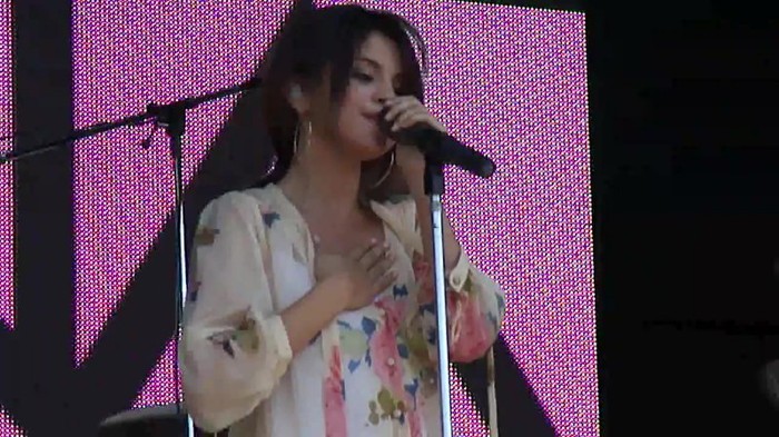 Live like there's no tomorrow - Selena Gomez Soundcheck in Argentina HD 390 - Live like there-s no tomorrow - Selena Gomez Soundcheck in Argentina