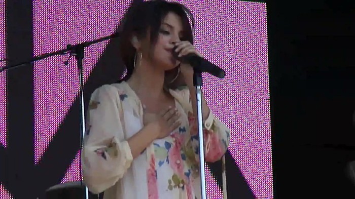 Live like there's no tomorrow - Selena Gomez Soundcheck in Argentina HD 391 - Live like there-s no tomorrow - Selena Gomez Soundcheck in Argentina