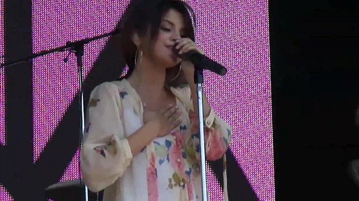 Live like there's no tomorrow - Selena Gomez Soundcheck in Argentina HD 392 - Live like there-s no tomorrow - Selena Gomez Soundcheck in Argentina