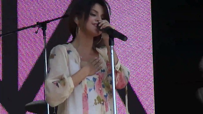 Live like there's no tomorrow - Selena Gomez Soundcheck in Argentina HD 393 - Live like there-s no tomorrow - Selena Gomez Soundcheck in Argentina