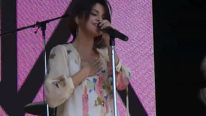 Live like there's no tomorrow - Selena Gomez Soundcheck in Argentina HD 394 - Live like there-s no tomorrow - Selena Gomez Soundcheck in Argentina