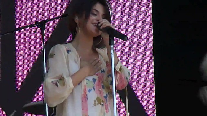 Live like there's no tomorrow - Selena Gomez Soundcheck in Argentina HD 395 - Live like there-s no tomorrow - Selena Gomez Soundcheck in Argentina