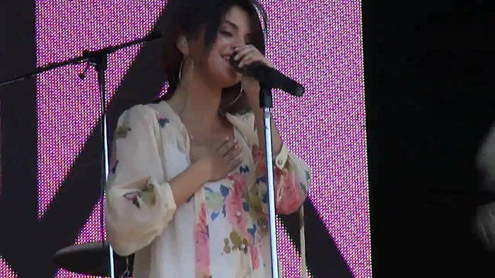 Live like there's no tomorrow - Selena Gomez Soundcheck in Argentina HD 396 - Live like there-s no tomorrow - Selena Gomez Soundcheck in Argentina
