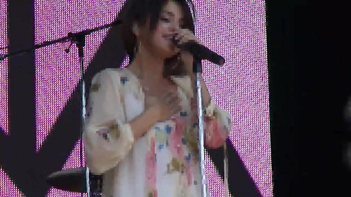 Live like there's no tomorrow - Selena Gomez Soundcheck in Argentina HD 401 - Live like there-s no tomorrow - Selena Gomez Soundcheck in Argentina