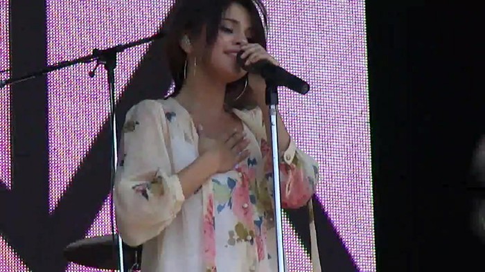 Live like there's no tomorrow - Selena Gomez Soundcheck in Argentina HD 404 - Live like there-s no tomorrow - Selena Gomez Soundcheck in Argentina