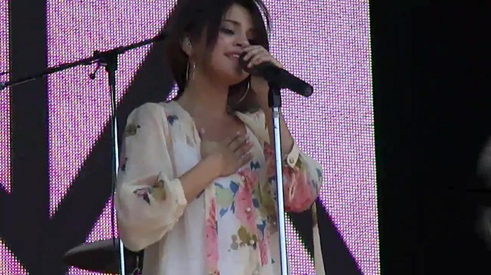 Live like there's no tomorrow - Selena Gomez Soundcheck in Argentina HD 405 - Live like there-s no tomorrow - Selena Gomez Soundcheck in Argentina