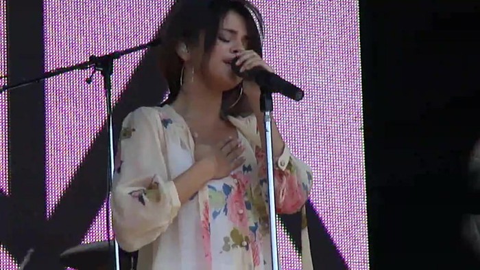 Live like there's no tomorrow - Selena Gomez Soundcheck in Argentina HD 410 - Live like there-s no tomorrow - Selena Gomez Soundcheck in Argentina