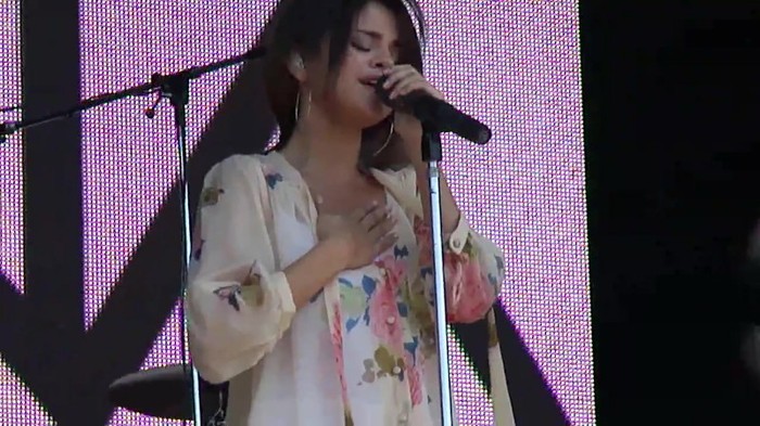 Live like there's no tomorrow - Selena Gomez Soundcheck in Argentina HD 412 - Live like there-s no tomorrow - Selena Gomez Soundcheck in Argentina