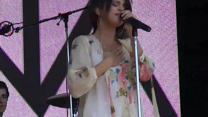 Live like there's no tomorrow - Selena Gomez Soundcheck in Argentina HD 415 - Live like there-s no tomorrow - Selena Gomez Soundcheck in Argentina