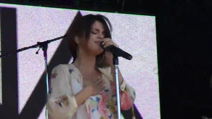 Live like there's no tomorrow - Selena Gomez Soundcheck in Argentina HD 425 - Live like there-s no tomorrow - Selena Gomez Soundcheck in Argentina