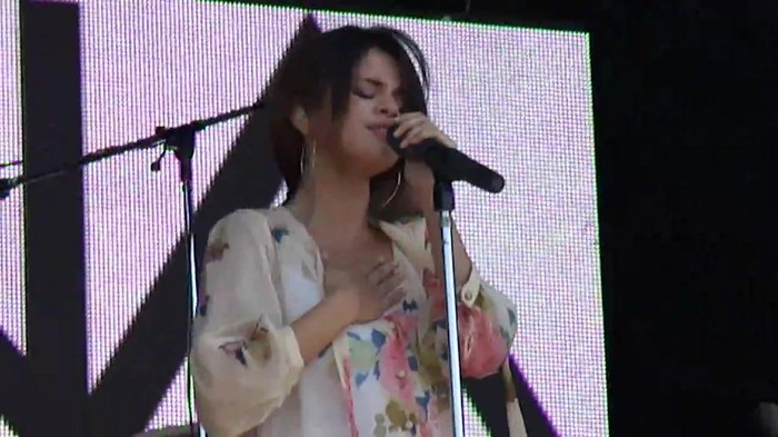Live like there's no tomorrow - Selena Gomez Soundcheck in Argentina HD 426 - Live like there-s no tomorrow - Selena Gomez Soundcheck in Argentina