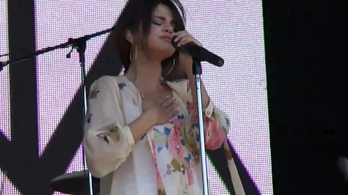 Live like there's no tomorrow - Selena Gomez Soundcheck in Argentina HD 429 - Live like there-s no tomorrow - Selena Gomez Soundcheck in Argentina
