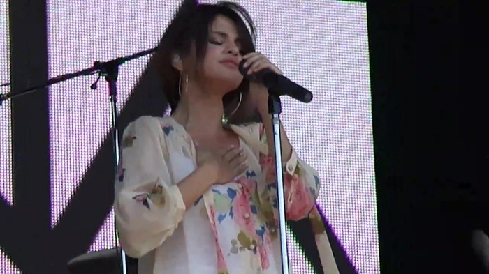 Live like there's no tomorrow - Selena Gomez Soundcheck in Argentina HD 430 - Live like there-s no tomorrow - Selena Gomez Soundcheck in Argentina