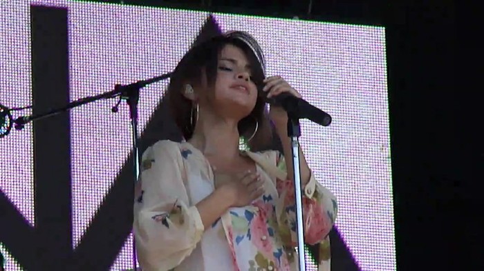 Live like there's no tomorrow - Selena Gomez Soundcheck in Argentina HD 433 - Live like there-s no tomorrow - Selena Gomez Soundcheck in Argentina