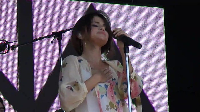 Live like there's no tomorrow - Selena Gomez Soundcheck in Argentina HD 438 - Live like there-s no tomorrow - Selena Gomez Soundcheck in Argentina