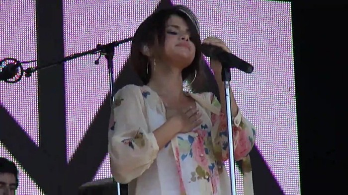 Live like there's no tomorrow - Selena Gomez Soundcheck in Argentina HD 439 - Live like there-s no tomorrow - Selena Gomez Soundcheck in Argentina