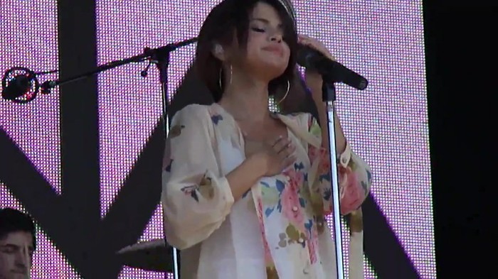 Live like there's no tomorrow - Selena Gomez Soundcheck in Argentina HD 442 - Live like there-s no tomorrow - Selena Gomez Soundcheck in Argentina