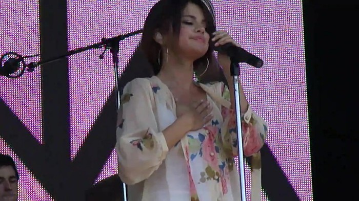 Live like there's no tomorrow - Selena Gomez Soundcheck in Argentina HD 444 - Live like there-s no tomorrow - Selena Gomez Soundcheck in Argentina