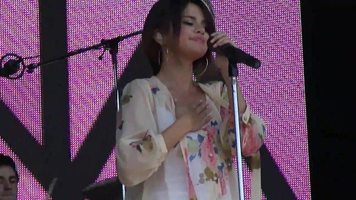 Live like there's no tomorrow - Selena Gomez Soundcheck in Argentina HD 445 - Live like there-s no tomorrow - Selena Gomez Soundcheck in Argentina