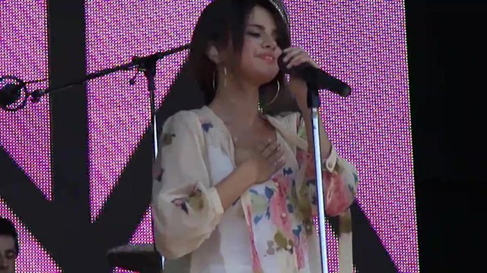 Live like there's no tomorrow - Selena Gomez Soundcheck in Argentina HD 446 - Live like there-s no tomorrow - Selena Gomez Soundcheck in Argentina