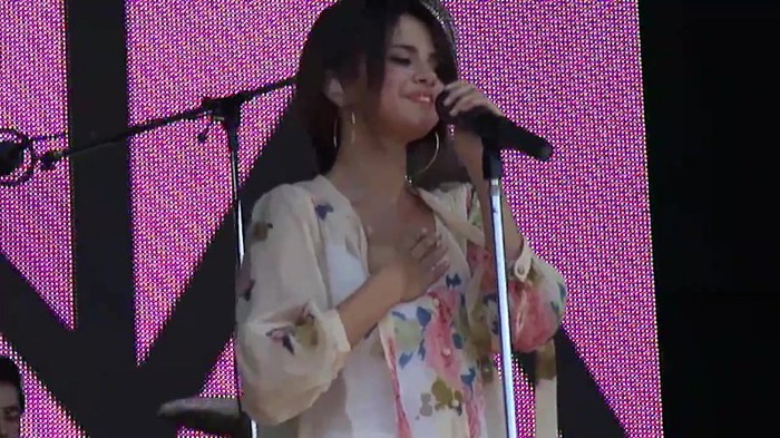 Live like there's no tomorrow - Selena Gomez Soundcheck in Argentina HD 447 - Live like there-s no tomorrow - Selena Gomez Soundcheck in Argentina