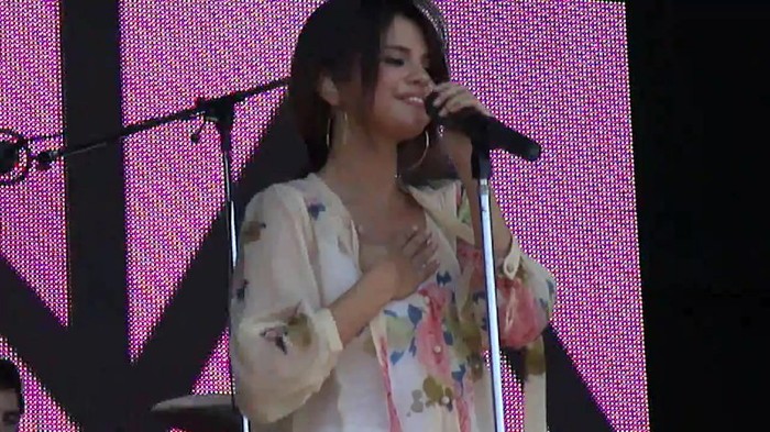 Live like there's no tomorrow - Selena Gomez Soundcheck in Argentina HD 448 - Live like there-s no tomorrow - Selena Gomez Soundcheck in Argentina