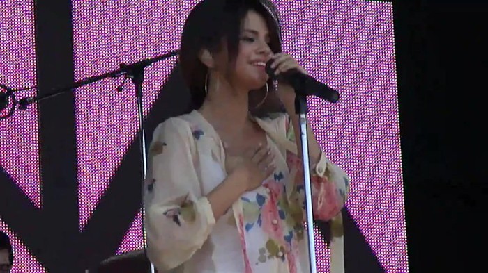 Live like there's no tomorrow - Selena Gomez Soundcheck in Argentina HD 449 - Live like there-s no tomorrow - Selena Gomez Soundcheck in Argentina